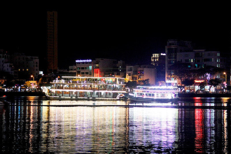 Để đảm bảo an toàn cho du khách trong mùa cao điểm du lịch, lực lượng chức năng sẽ tăng cường kiểm tra, rà soát các phương tiện hoạt động trên sông Hàn. Ảnh: Thanh Trần.