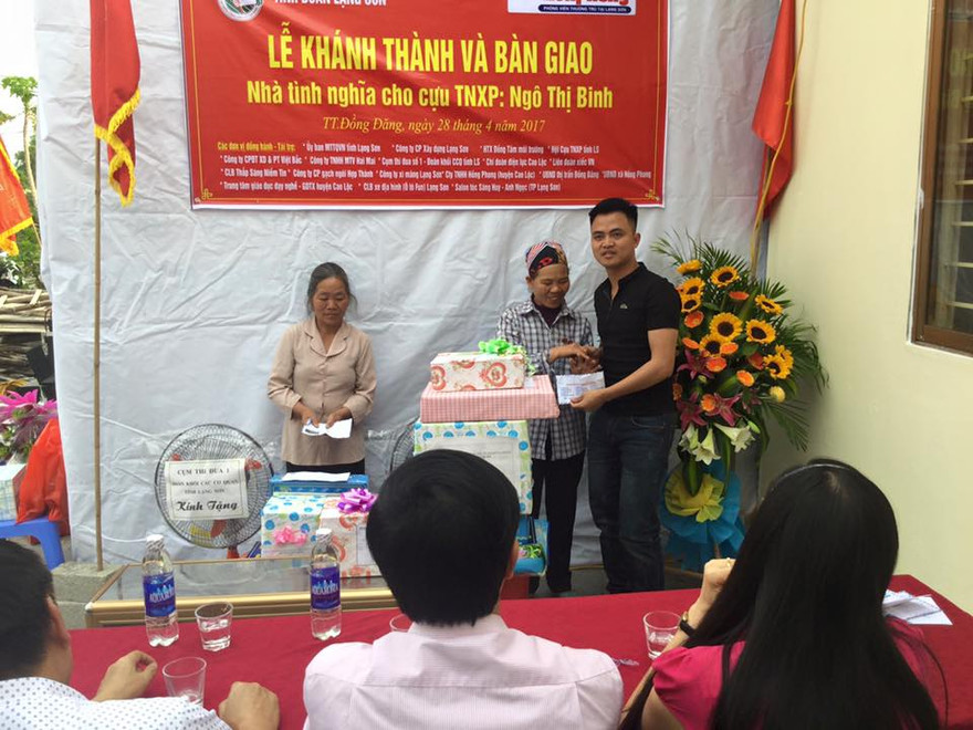 Niềm vui phấn khởi khi công trình tình nghĩa được bàn giao đúng dịp ngày giải phóng miền Nam, thống nhất đất nước (30/4). Ảnh: Duy Chiến