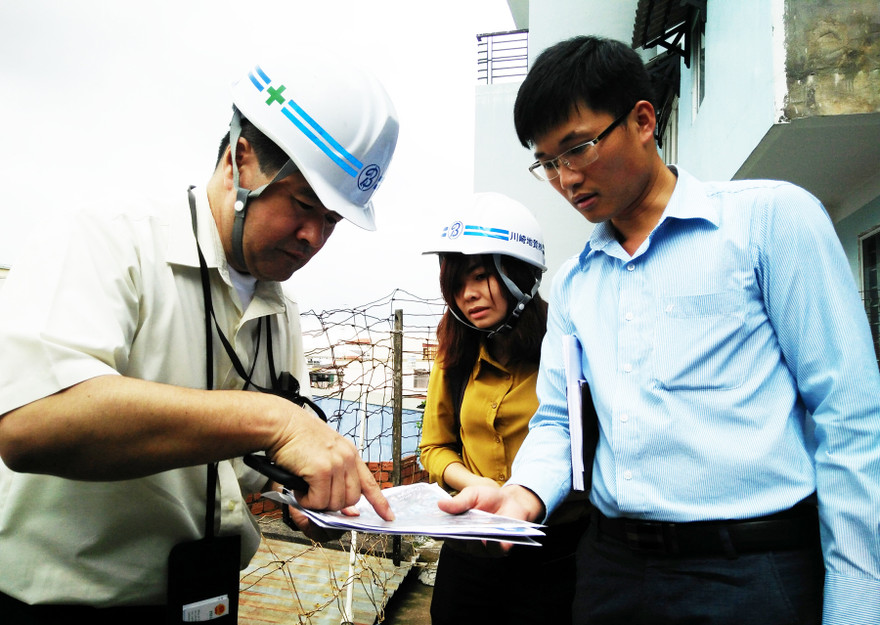 Chuyên gia Nhật Bản Kanno Takami (bìa trái) tại hiện trường