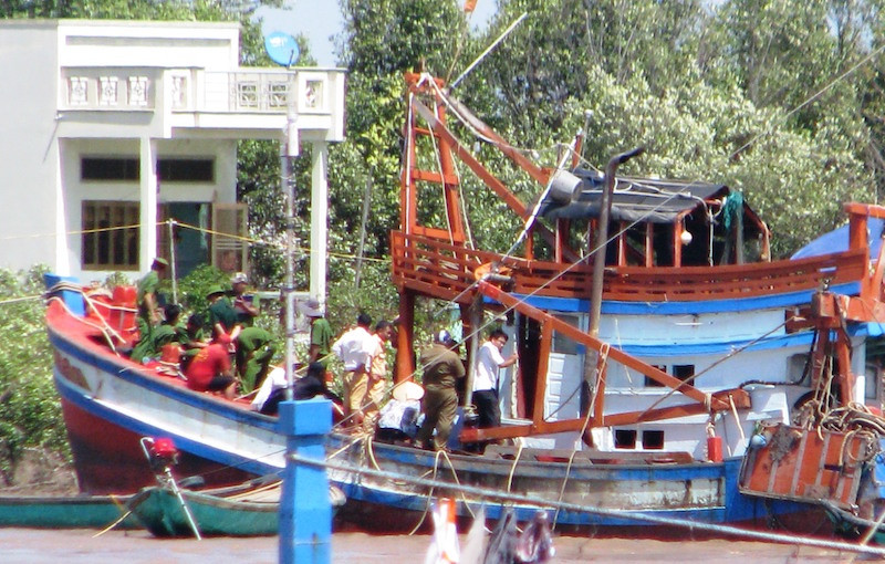 Cán bộ điều tra khám nghiệm tài BL 93322 vào sáng ngày 7/4.