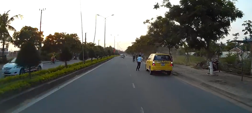 Công dân và người dân bắt cướp. Ảnh cắt từ clip