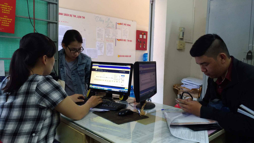 Thí sinh vội vã viết hồ sơ ngay tại điểm nhận hồ sơ vì sợ hết giờ