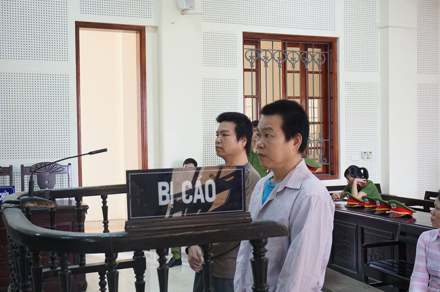 Anh em Lô Bún Phanh và Lô May Hương trước vành móng ngựa.