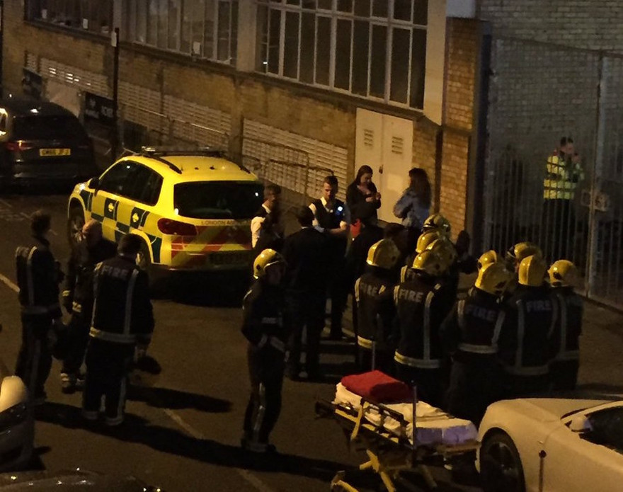 Quang cảnh bên ngoài hộp đêm sau khi xảy ra sự cố rò rỉ chất độc lạ. Ảnh: Phie McKenzia