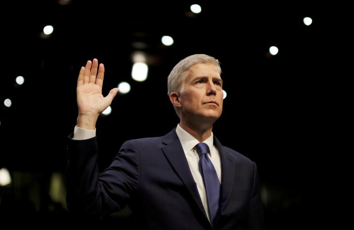Mỹ Neil Gorsuch tuyên thệ sau khi được phê chuẩn chức vụ Chánh án Tòa án tối cao Mỹ. Ảnh: Reuters