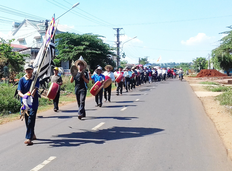Gia đình tổ chức tang lễ cho con
