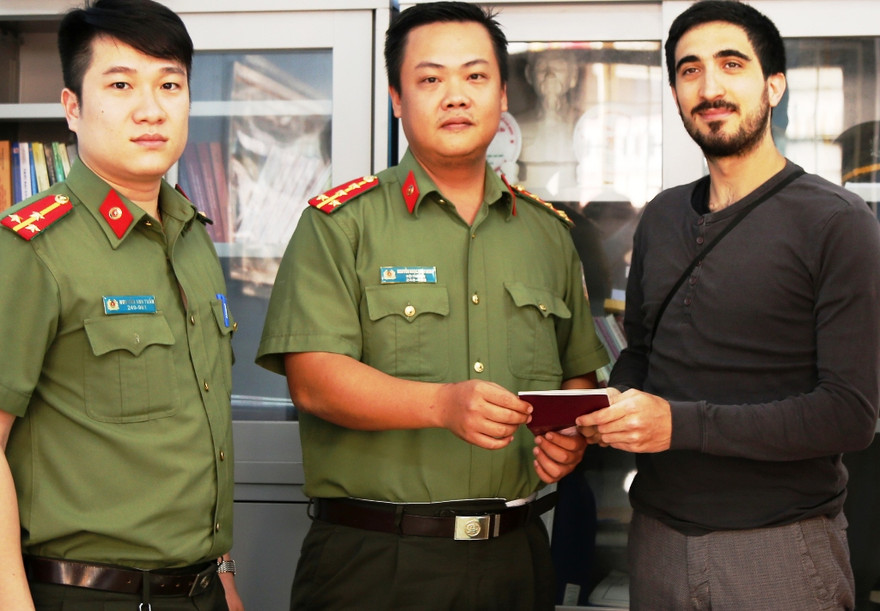 Công an TT-Huế tìm trả lại hộ chiếu bị đánh rơi cho anh Aligi Folia (người Ý) chỉ sau một đêm kiểm tra, xác minh thông tin.