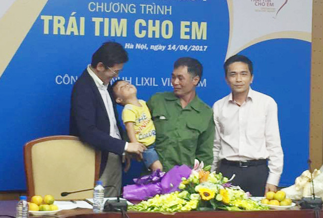 Một em nhỏ được mổ tim miễn phí cùng bố lên cảm ơn Ban tổ chức và các nhà hão tâm đã tài trợ.