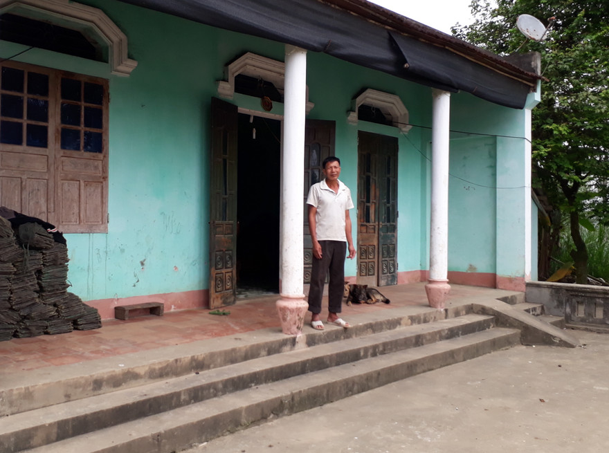 Ngôi nhà của ông Nguyễn Văn Văn đã làm từ năm 2005 nhưng gia đình ông Văn vẫn có tên trong danh sách nhận tiền hỗ trợ làm nhà năm 2009. Ảnh: Hoàng Lam