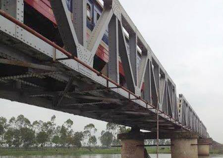 Cây cầu đường sắt Bắc – Nam nơi xảy ra sự việc.