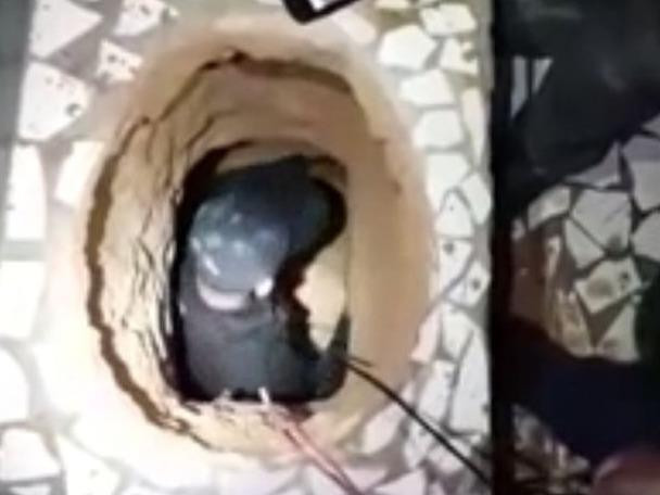 Cảnh sát kiểm tra đường hầm của Judson. Ảnh: Cắt từ video