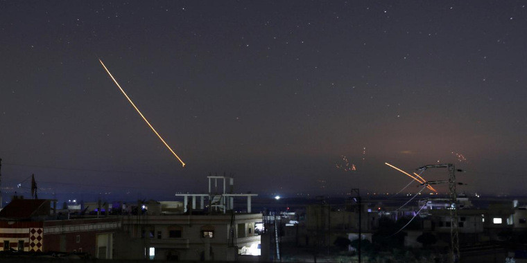 Tên lửa trên bầu trời Daraa (Syria) sáng sớm 10/5. Ảnh: Reuters