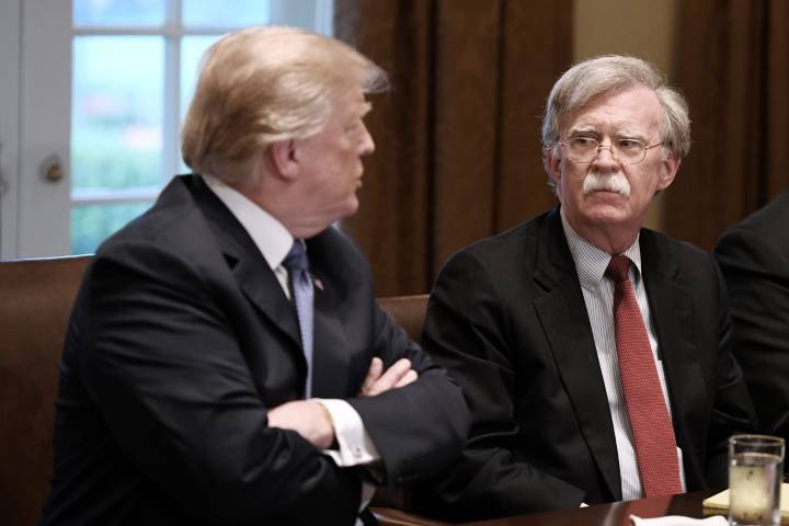 Tổng thống Mỹ Donald Trump (trái) và cố vấn an ninh John Bolton (phải). Ảnh: Global News