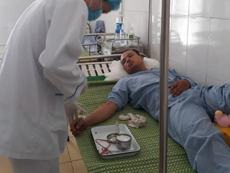 Bác sĩ đang kiểm tra sức khỏe của bệnh nhân Nguyễn Văn Dầu - đang được điều trị tại Bệnh viện đa khoa huyện Tĩnh Gia