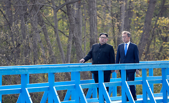 Chủ tịch Kim trò chuyện riêng với Tổng thống Moon tại làng Bàn Môn Điếm. Ảnh: Kim Jae-hoon