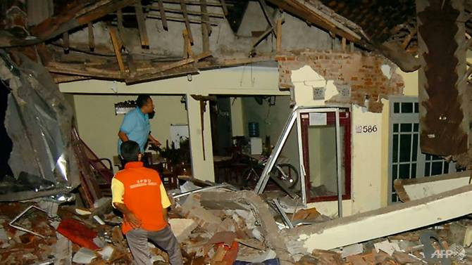 Nhà dân đổ sụp sau khi bị xe tải đâm trúng. Ảnh: AFP