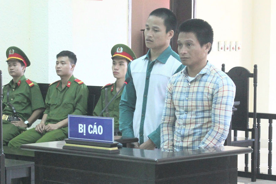 Bị cáo Tuẩn và Mướt tại phiên tòa sơ thẩm 28/5/2018. Ảnh: T.A