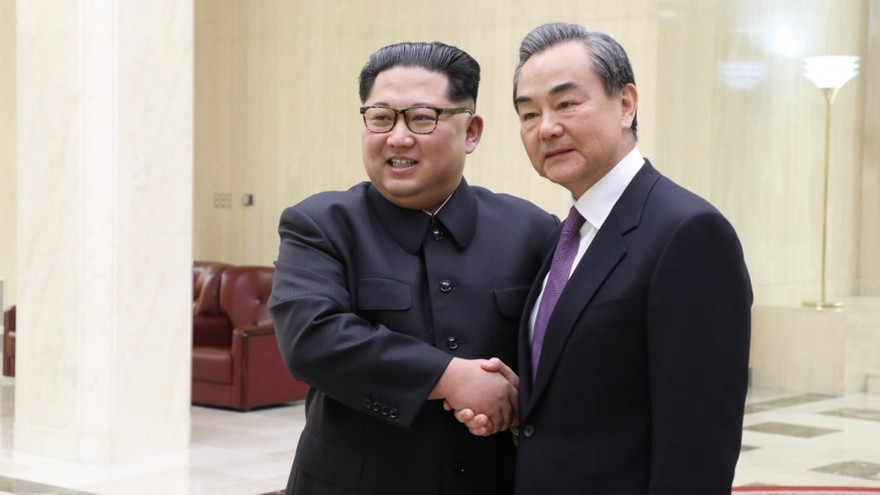 Chủ tịch Triều Tiên Kim Jong-un đón Ngoại trưởng Trung Quốc Vương Nghị tại Bình Nhưỡng. Ảnh: Tân Hoa Xã