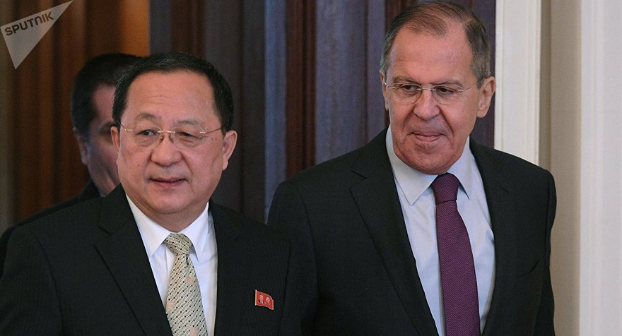 Ngoại trưởng Nga Sergey Lavrov và Ngoại trưởng Triều Tiên Ri Yong-ho. Ảnh: Sputnik