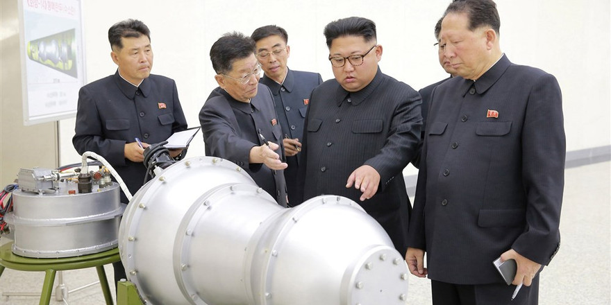 Chủ tịch Triều Tiên Kim Jong-un đứng trước một thiết bị hạt nhân. Ảnh: KCNA