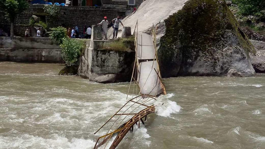 Hiện trường vụ sập cầu. Ảnh: CGTN