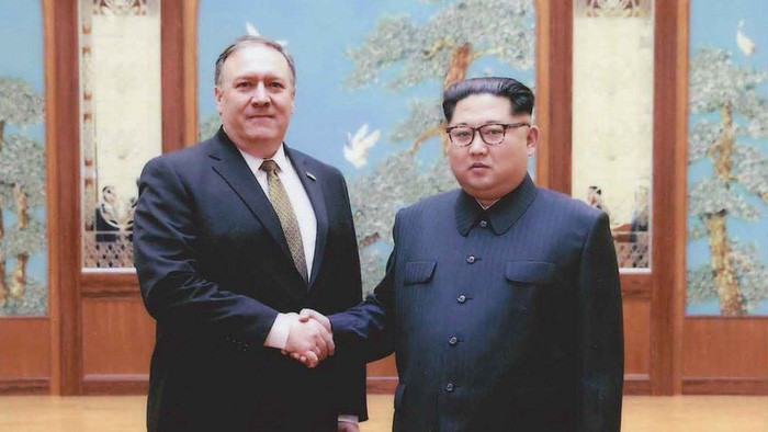 Ông Mike Pompeo chụp ảnh cùng ông Kim Jong-un tại Bình Nhưỡng trong chuyến thăm đầu tháng 4. Ảnh: Nhà Trắng