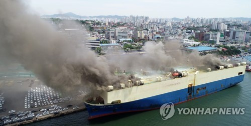 Vụ cháy tàu nhìn từ trên cao. Ảnh: Yonhap