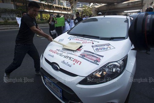 Một người dùng thể hiện sự phản đối hãng xe Ford tại Thái Lan hồi tháng 3/2017. Ảnh: Bangkokpost.