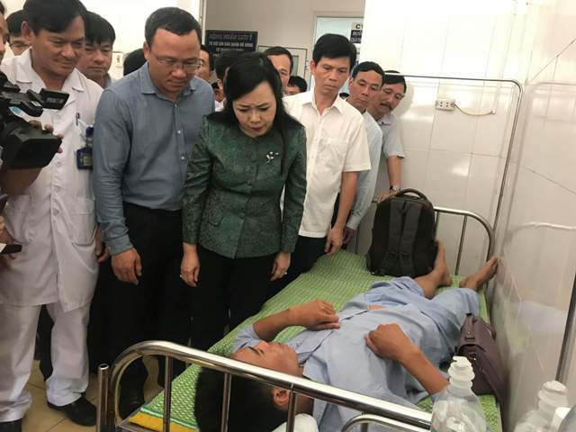 Bộ trưởng Bộ Y tế cùng lãnh đạo tỉnh Thanh Hóa thăm các nạn nhân tại BV đa khoa huyện Tĩnh Gia.
