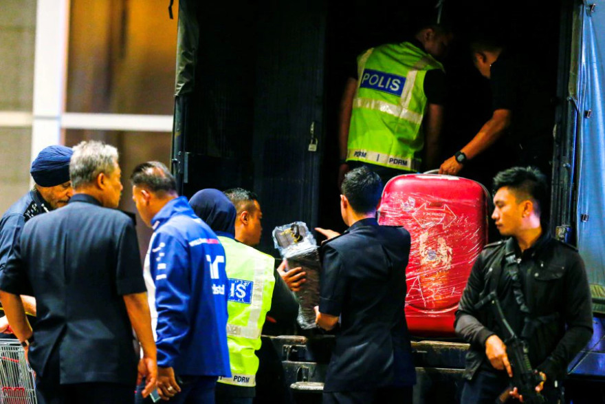 Một số vali chứa đồ quý giá bị tịch thu từ căn hộ có liên quan đến cựu Thủ tướng Malaysia. Ảnh: NST