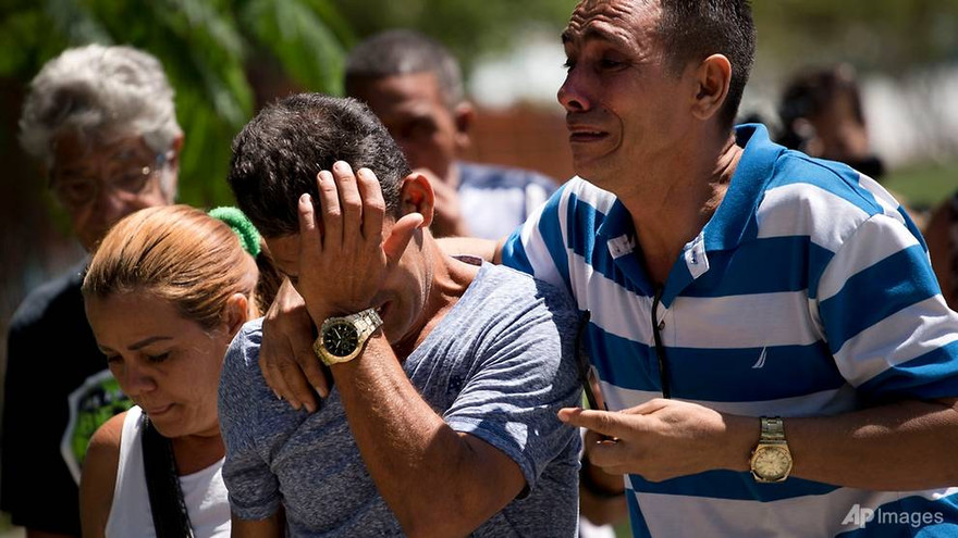 Thân nhân các nạn nhân thiệt mạng trong vụ tai nạn máy bay ở Cuba. Ảnh: AP