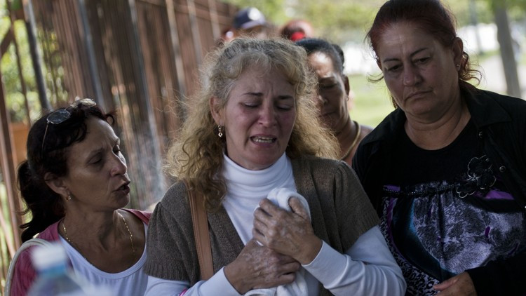 Thân nhân các nạn nhân đau buồn khi đến Viện Pháp y (Havana) nhận diện thi thể. Ảnh: AP