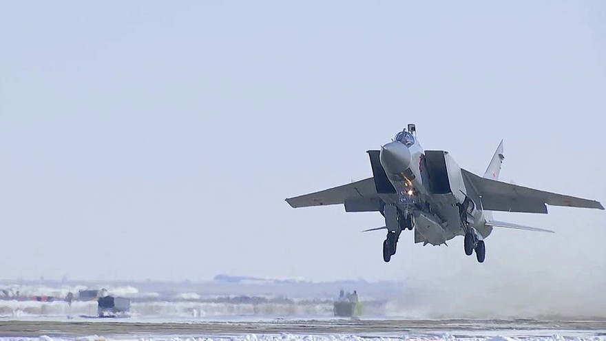 Máy bay MiG-31 mang theo tên lửa Kinzhal. Ảnh: Sputnik
