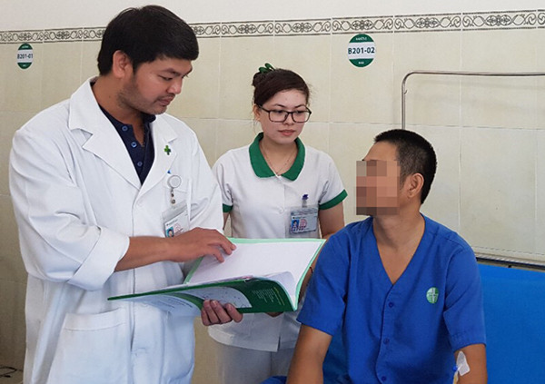 Bệnh nhân Hòa hồi phục sức khỏe sau ca mổ. Ảnh: H.M