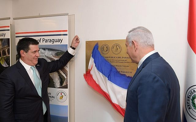Tổng thống Paraguay Horacio Cartes (trái) và Thủ tướng Israel Benjamin Netanyahu (phải) tham gia lễ khánh thành đại sứ quán mới tại Jerusalem. Ảnh: GPO