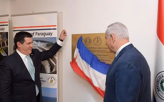Tổng thống Paraguay Horacio Cartes (trái) và Thủ tướng Israel Benjamin Netanyahu (phải) tham gia lễ khánh thành đại sứ quán mới tại Jerusalem. Ảnh: GPO