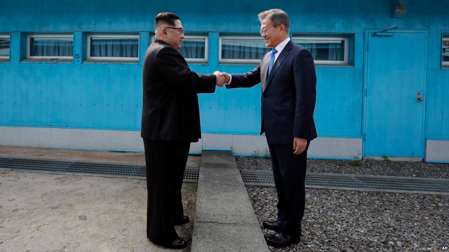 Tổng thống Hàn Quốc Moon Jae-in (phải) bắt tay Chủ tịch Triều Tiên Kim Jong-un (trái). Ảnh: Washington Post
