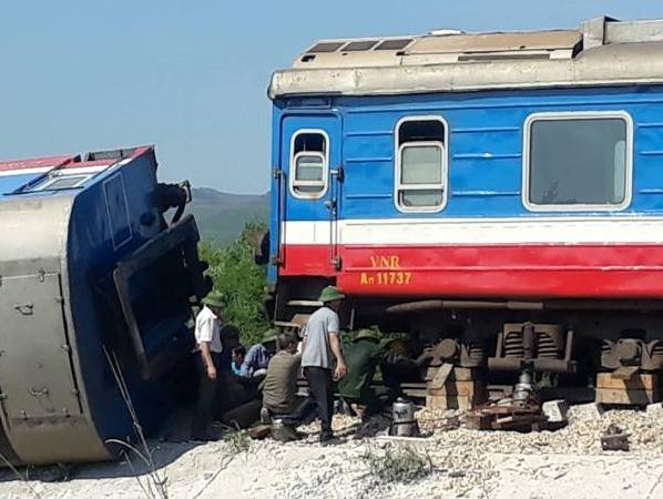 Công an mời 2 gác chắn đường sắt để điều tra vụ lật tàu SE19 