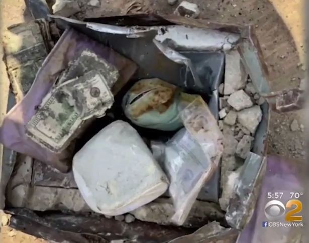 Số tài sản trị giá 52.000 USD trong chiếc két sắt rỉ sét.