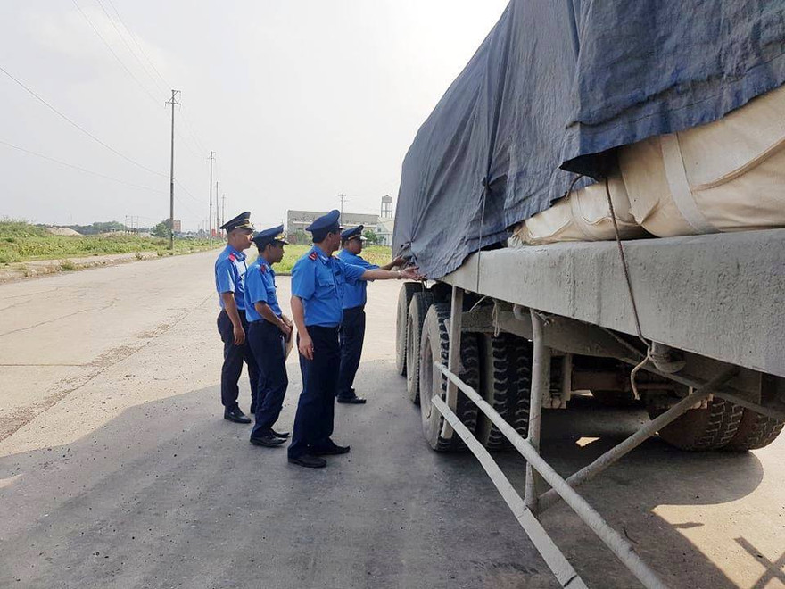 Chiếc xe tải cùng hàng chục tấn xi măng để lại hiện trường. Ảnh: T.B