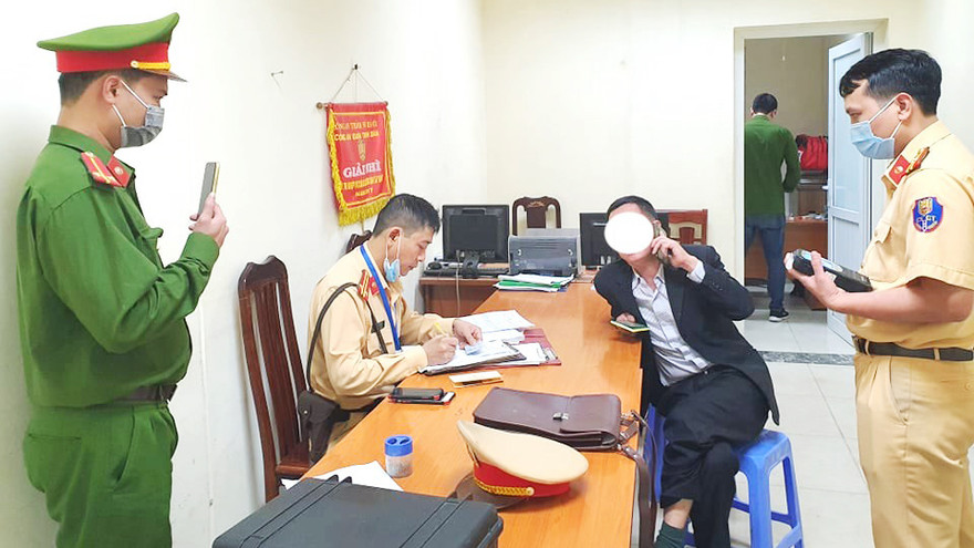 Tài xế vi phạm nồng độ cồn. Ảnh: V.H