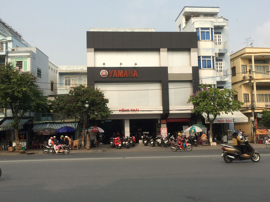 Cửa hàng Yamaha Hồng Thái (toạ lạc số 191, đường Trần Phú, TP. Rạch Giá, Kiên Giang) bị tố “phù phép” xe Exciter từ màu xanh biến thành màu đen nhám.