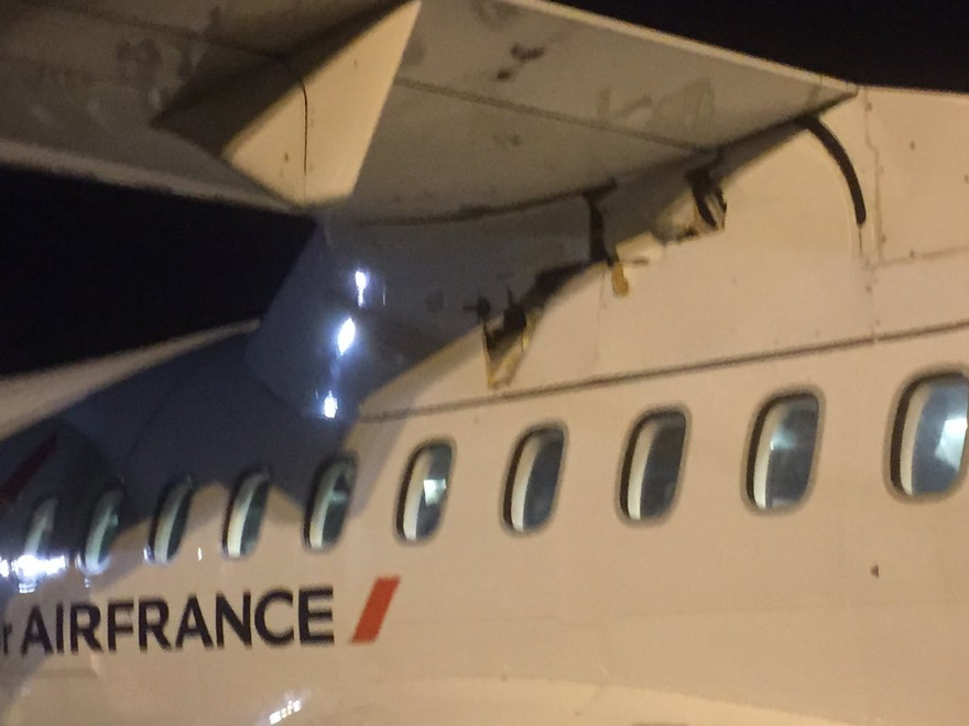 Lỗ lớn trên thân máy bay khiến hành khách hoảng hồn. Ảnh: Twitter