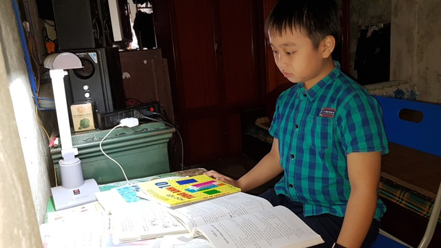 Góc học tập của Sơn rất nhiều sách tiếng Anh và Phật pháp 