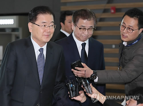 Ông Chung Eui-yong (trái) và ông Suh Hoon xuất hiện sáng nay, 8/3, tại sân bay Incheon (Seoul) để lên đường đến Mỹ. Ảnh: Yonhap