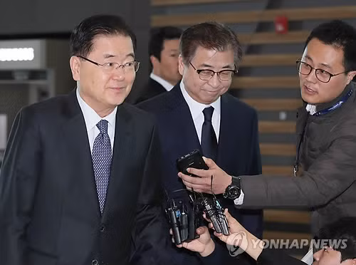 Ông Chung Eui-yong (trái) và ông Suh Hoon xuất hiện sáng nay, 8/3, tại sân bay Incheon (Seoul) để lên đường đến Mỹ. Ảnh: Yonhap