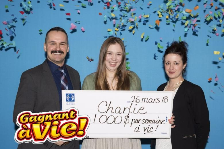 Charlie Lagarde (giữa) nhận tiền thưởng hôm 28/3. Ảnh: Twitter