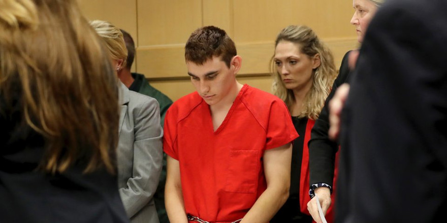 Nghi phạm Nikolas Cruz cúi đầu trước toà. Ảnh: AP