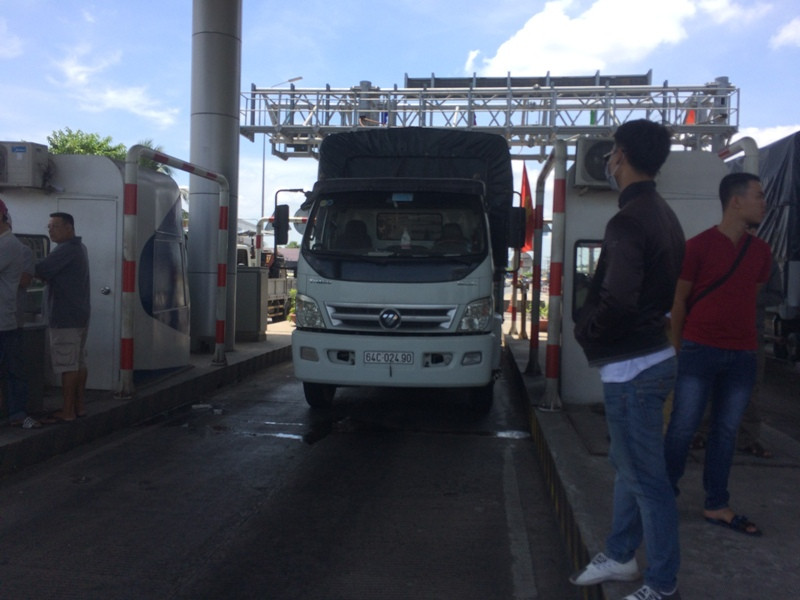 Tài xế cho xe dừng để phản ứng. 