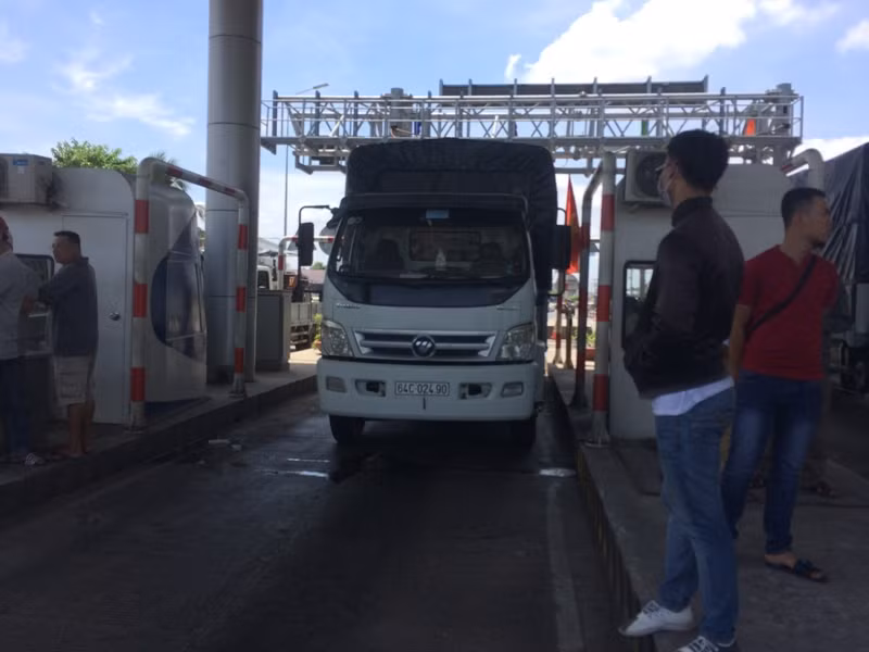 Tài xế cho xe dừng để phản ứng. 